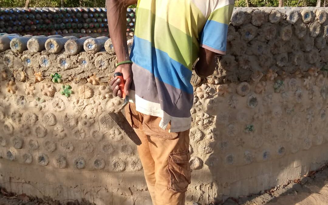 Těsně po uzavřením hranic v Senegalu nám hlavní mistr stavitel zůstal v Gambii