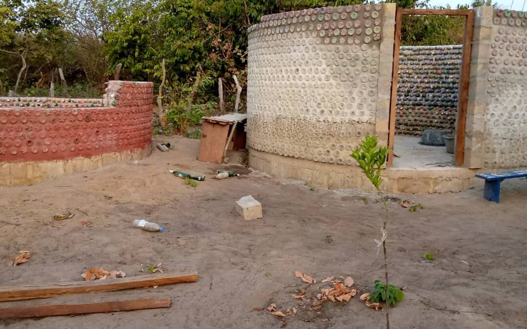 Na YAGANĚ jsme v období první pandemie dokončili PET korpus jednoho bungalovu a druhý začali